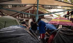México desaloja campamento de más de 400 migrantes en el centro de la capital