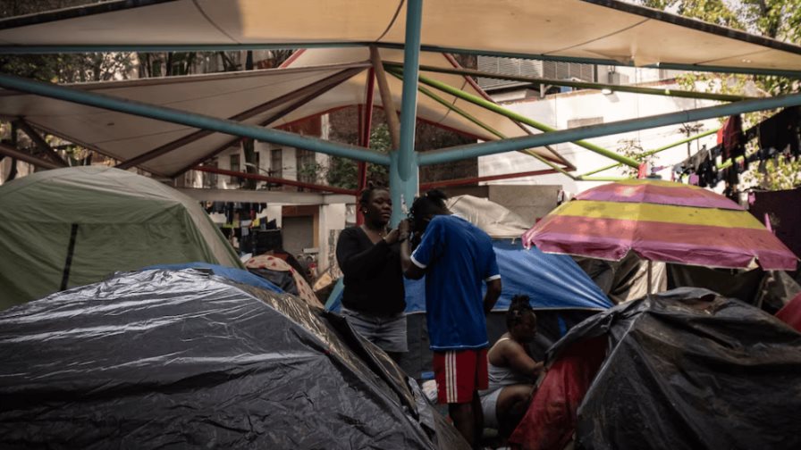 México desaloja campamento de más de 400 migrantes en el centro de la capital