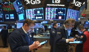 Wall Street abre en rojo en una nueva semana sacudida por el 100 % de aranceles al cine