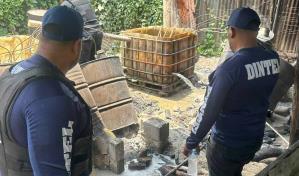 Confiscan más de 5,000 galones de clerén en fábricas clandestinas en Santiago