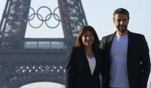Organizadores de Juegos de París presentan los cinco anillos olímpicos sobre la Torre Eiffel