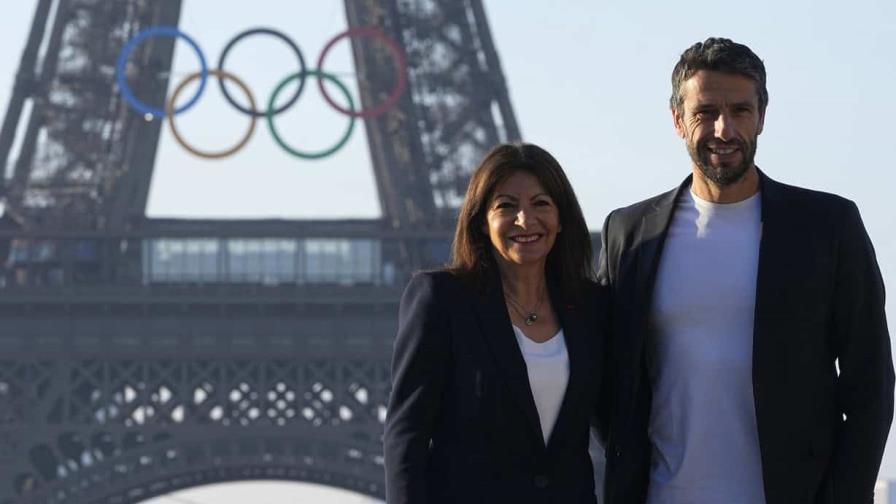 Organizadores de Juegos de París presentan los cinco anillos olímpicos sobre la Torre Eiffel
