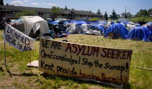 Cientos de solicitantes de asilo acampan cerca de Seattle junto a un motel desocupado