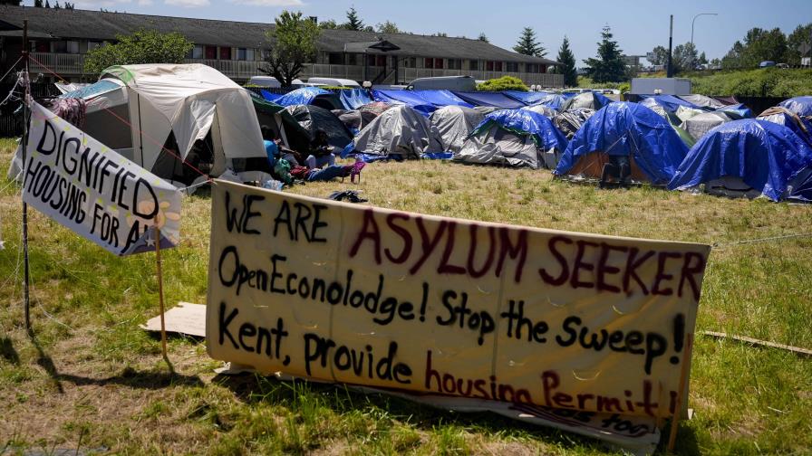 Cientos de solicitantes de asilo acampan cerca de Seattle junto a un motel desocupado