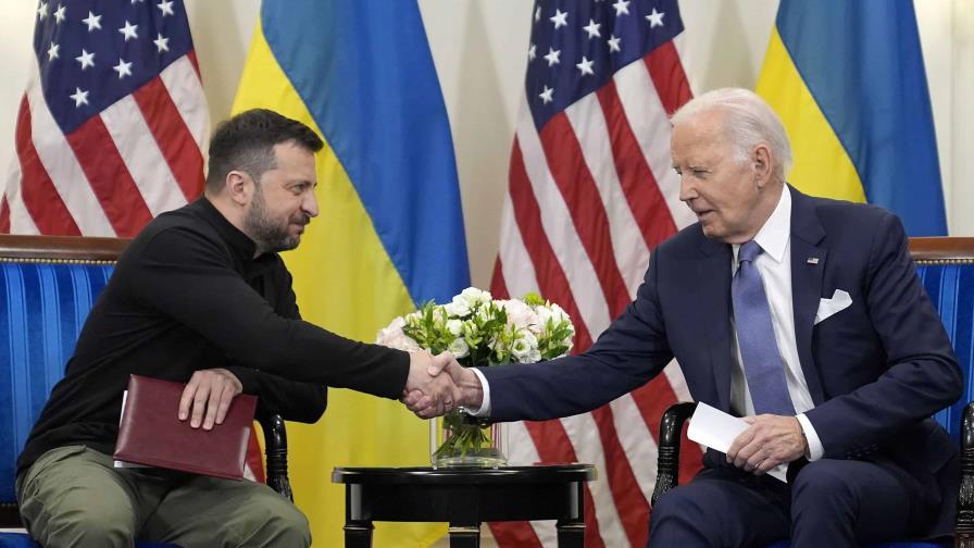 Biden se disculpa con Zelenskyy por una demora en el envío de armas que permitió avances de Rusia