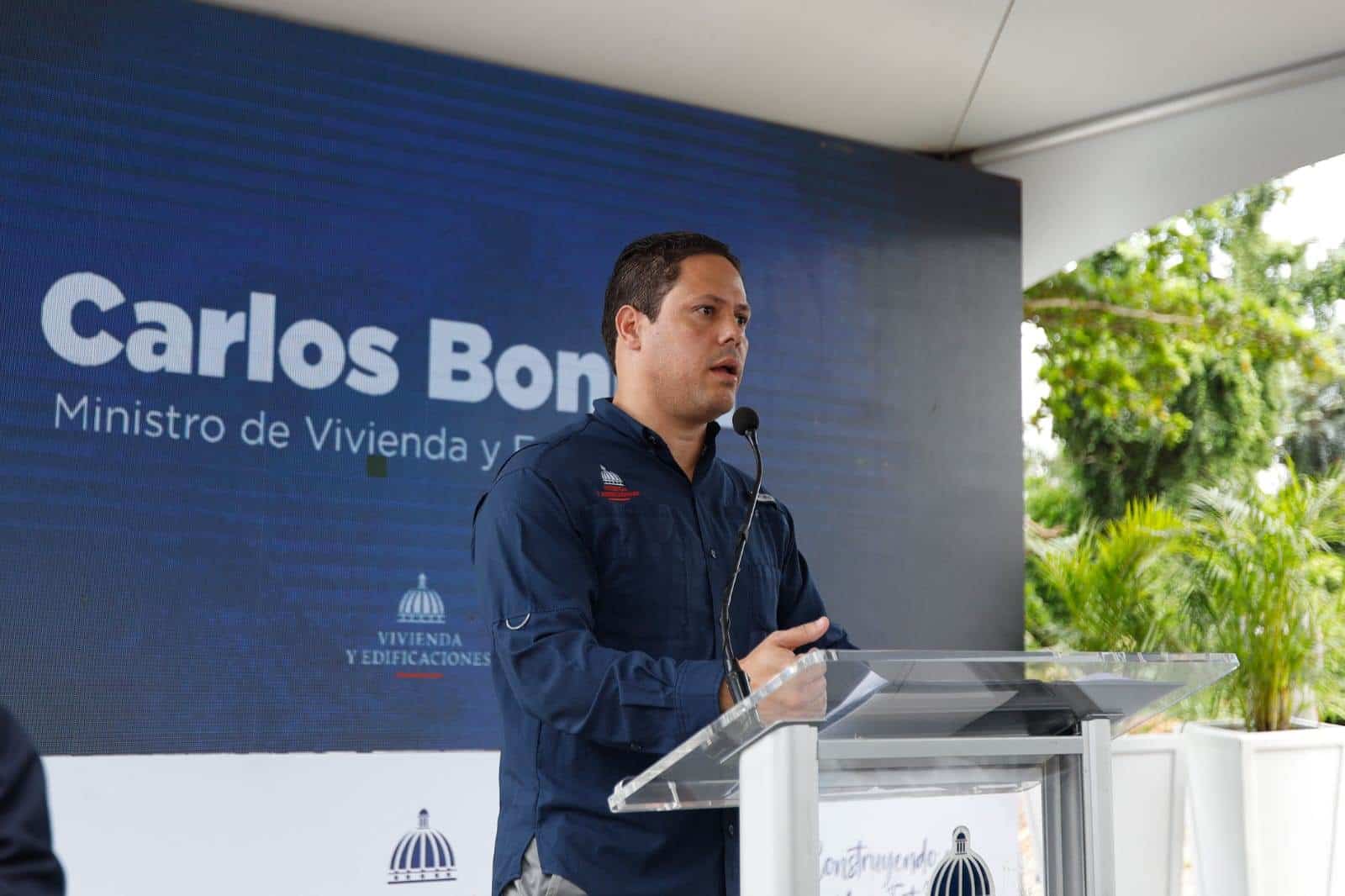 Carlos Bonilla, Ministro de la Vivienda, Hábitat y Edificaciones, durante sus palabras en la apertura de inicios de trabajos de construcción del polideportivo del Club Jardines del Norte este viernes 7 de junio de 2024.