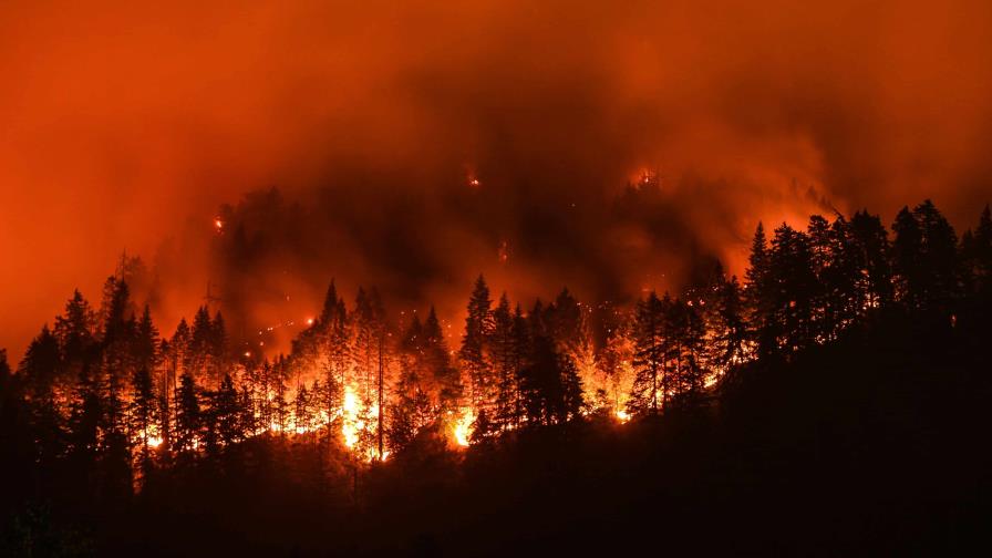 Miles luchan contra incendios forestales en oeste de EEUU y Canadá; humo causa mala calidad de aire