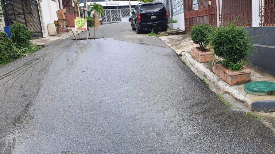 Denuncian fuga de agua en el residencial Carmen María