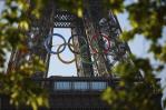 A 50 días de París 2024, instalan los anillos olímpicos gigantes en la Torre Eiffel