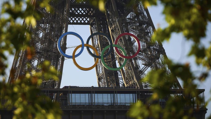 A 50 días de París 2024, instalan los anillos olímpicos gigantes en la Torre Eiffel