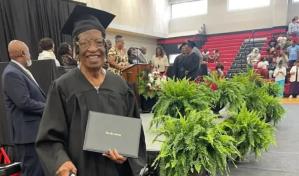 Mujer en Georgia se gradúa con honores a los 85 años de secundaria