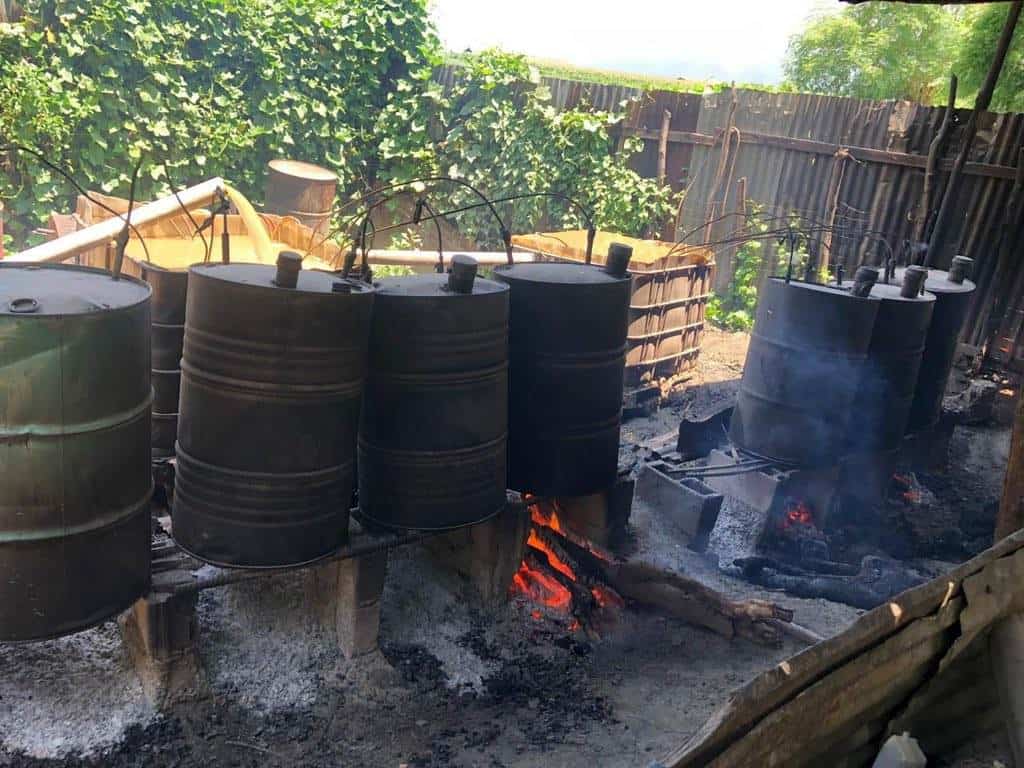 Durante las operaciones fueron confiscados y derribados 80 tanques de 55 galones y tres de ellos montados al horno en proceso de destilación.