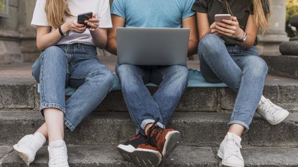 Como la soprexposición a las pantallas afecta la empatía y la atención de las personas