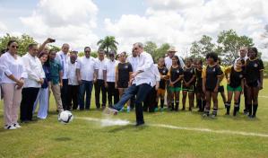 Presidente Abinader da primer golazo en inauguración de campo de fútbol en El Seibo