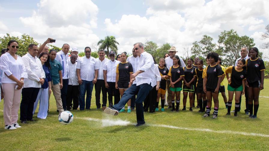Presidente Abinader da primer golazo en inauguración de campo de fútbol en El Seibo