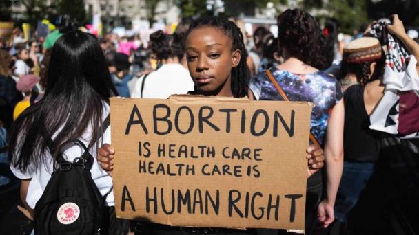 Pueblo de Texas quiere prohibir el uso de sus carreteras a mujeres que buscan abortar