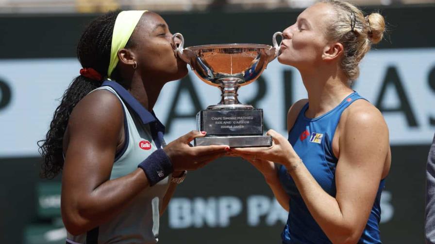 Gauff gana su primer título de dobles al hacer mancuerna con Siniakova en el Abierto de Francia