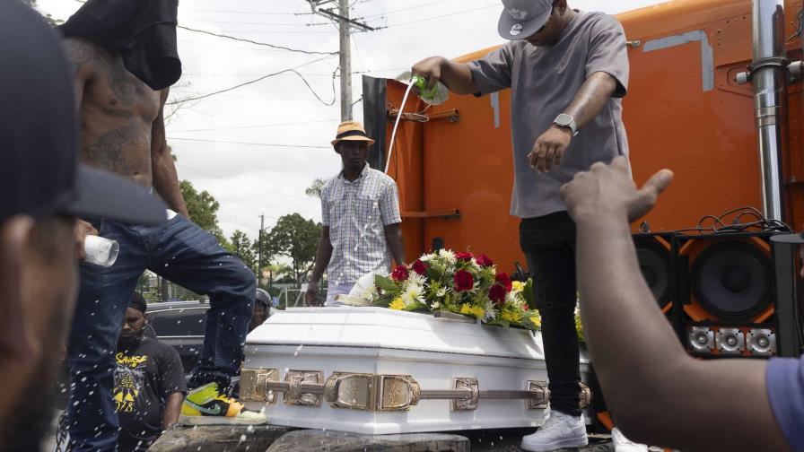 Camiones, música y disparos en el entierro de Richard Michel Estrella Arias, asaltante del Popular