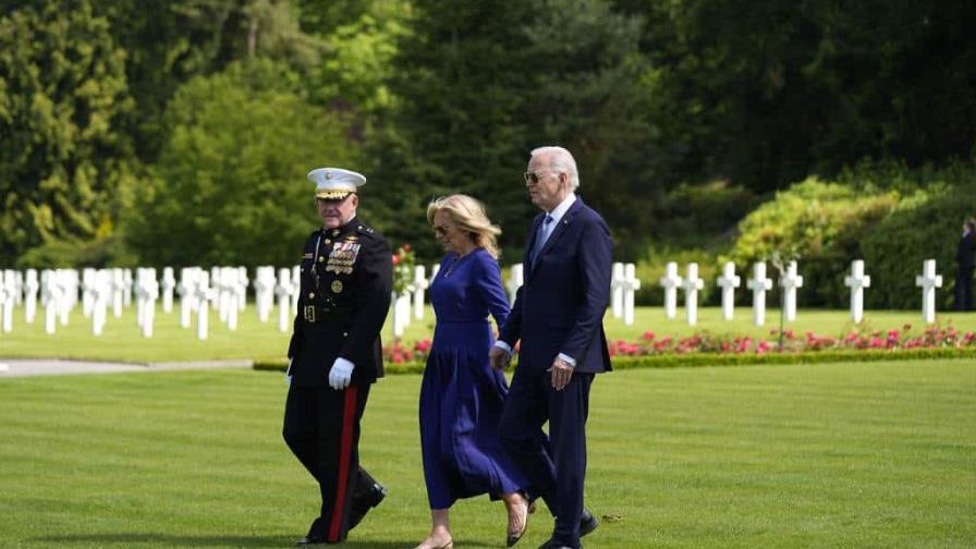 Biden cierra su viaje a Francia visitando un cementerio militar estadounidense