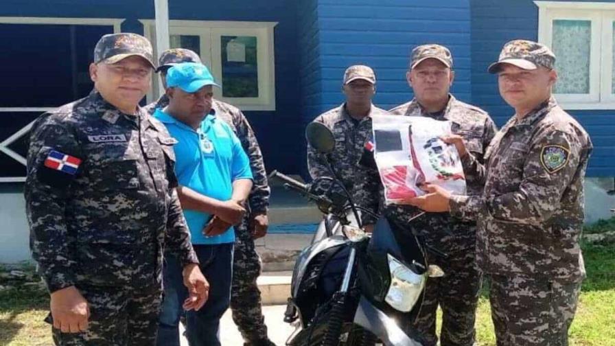 Policía Nacional refuerza la seguridad en la isla Saona con la entrega de una motocicleta  Policía Nacional refuerza la seguridad en la isla Saona con la entrega de una motocicleta