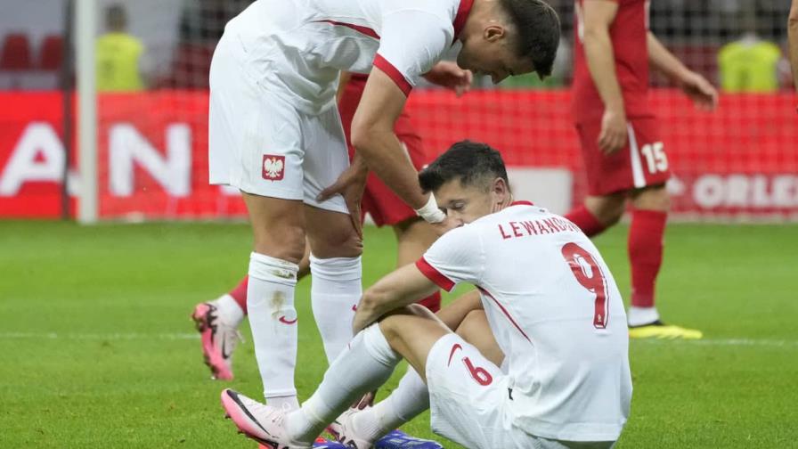 Delanteros de Polonia Lewandowski y Swiderski se lesionan en último ensayo previo a la Euro