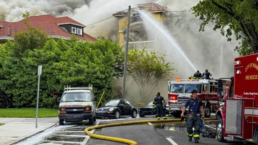 Reportan incendio en complejo de apartamentos en Miami precedido de tiroteo que dejó un herido grave