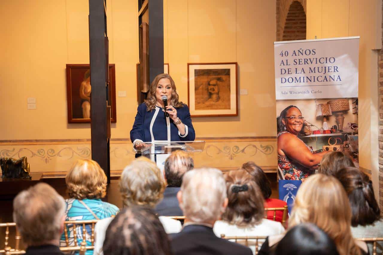 Jatnna Tavárez da la bienvenida a los invitados.