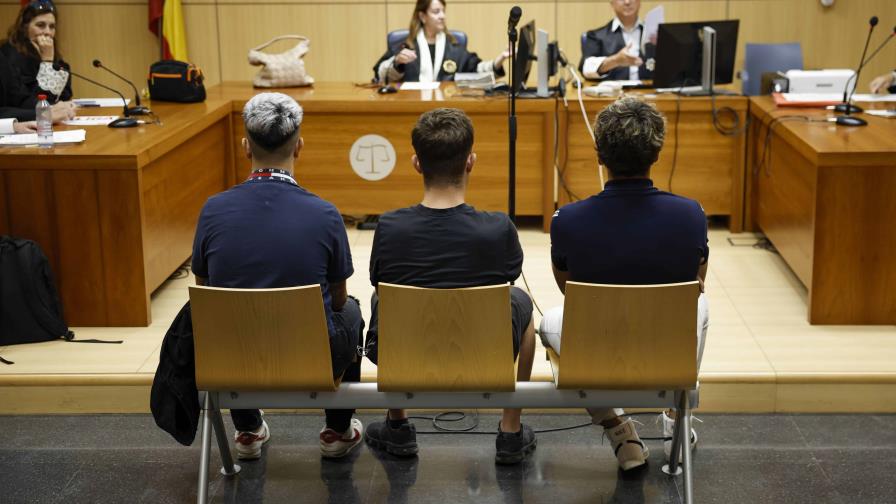 Condenados a 8 meses de cárcel 3 seguidores por insultos racistas a Vinícius en Mestalla