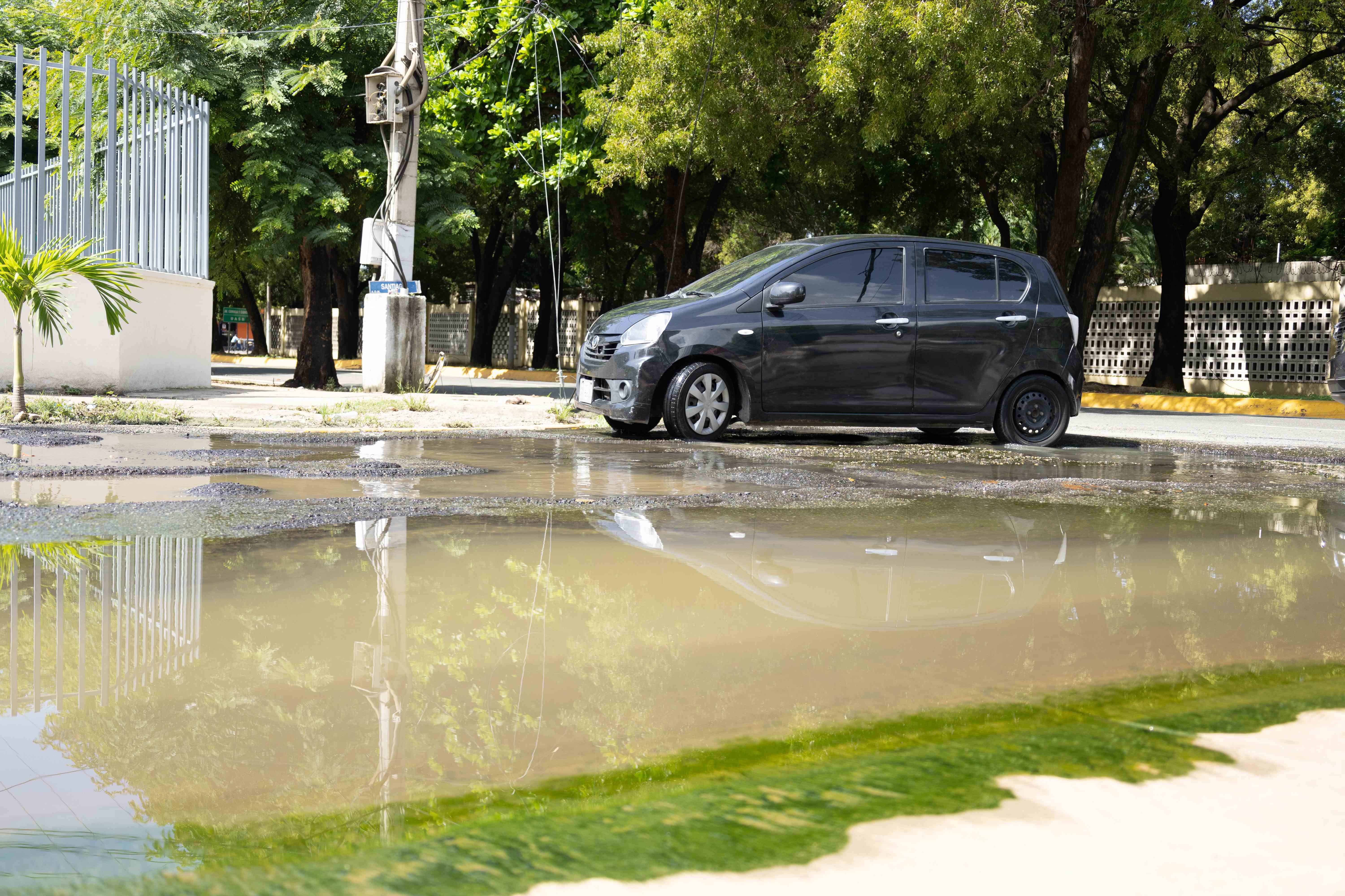 Las aguas causaron hoyos en la vía.