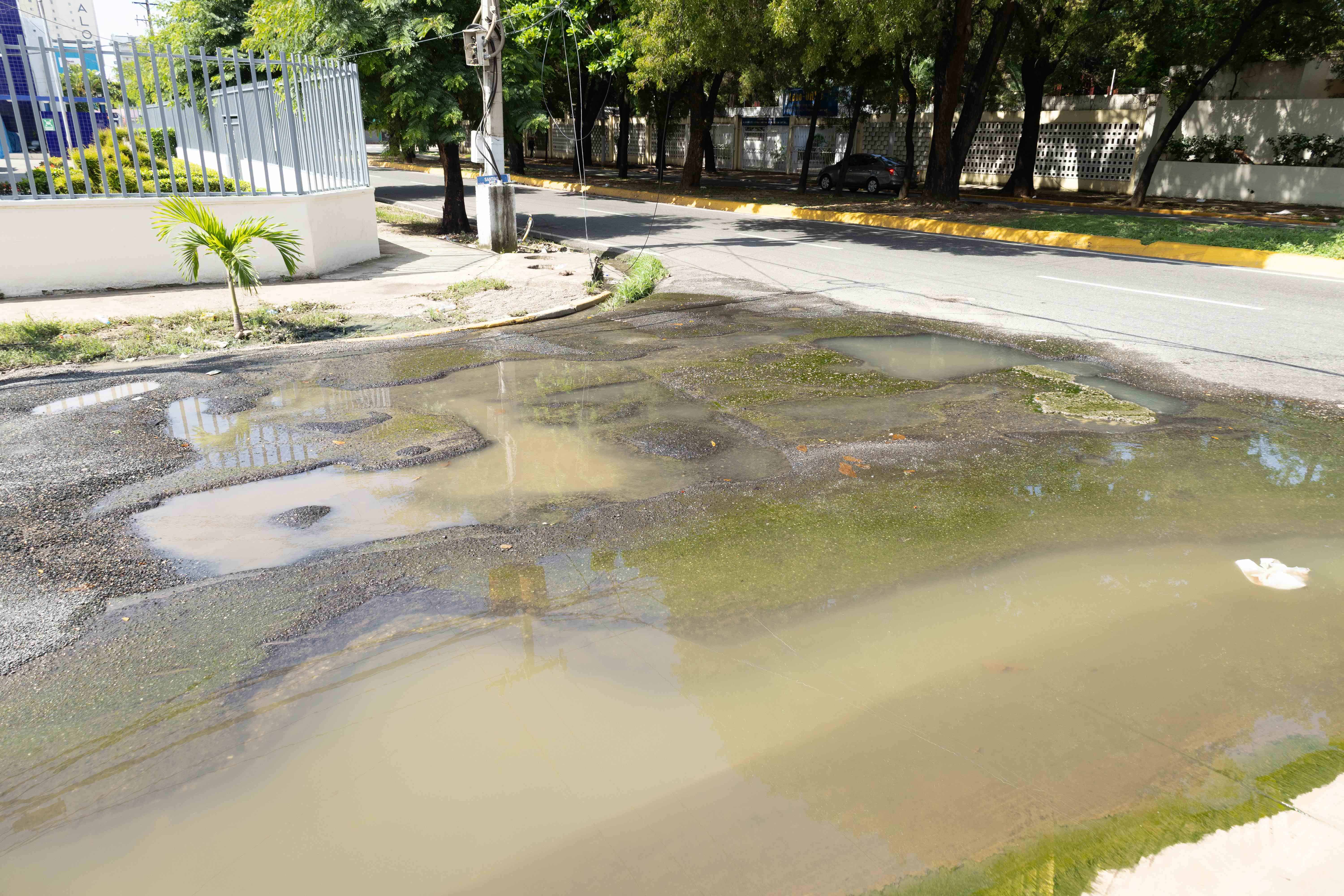 Vecinos dicen que la Alcaldía reconstruyó la acera y tapó el filtrante.