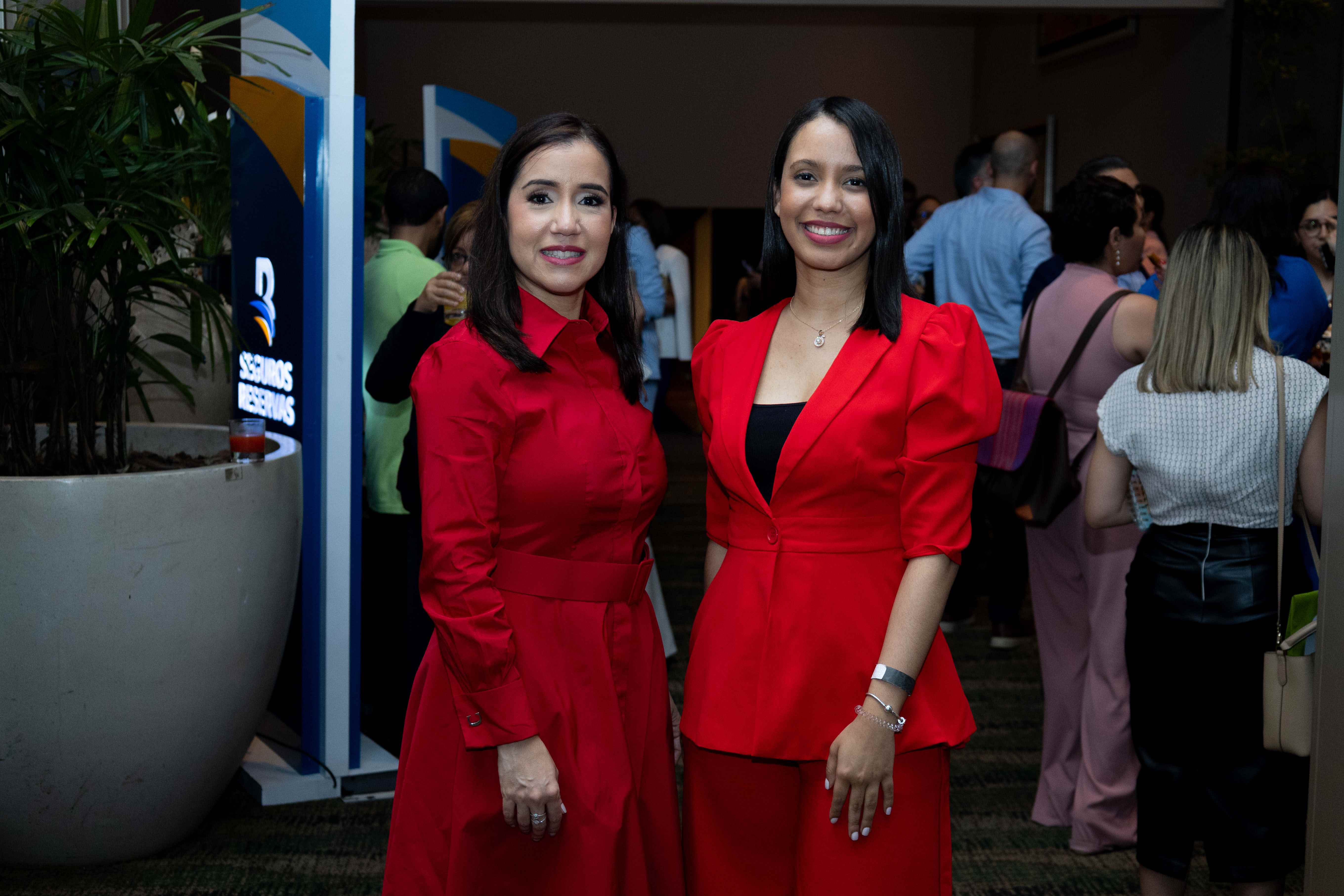 Ana Julissa Cerda y Vanessa Del Villar.