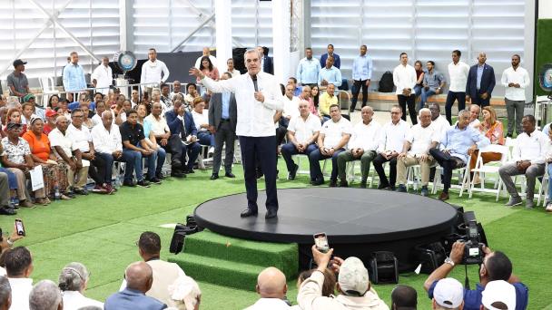 Abinader deja iniciado proyecto de titulación en el sector Domingo Savio