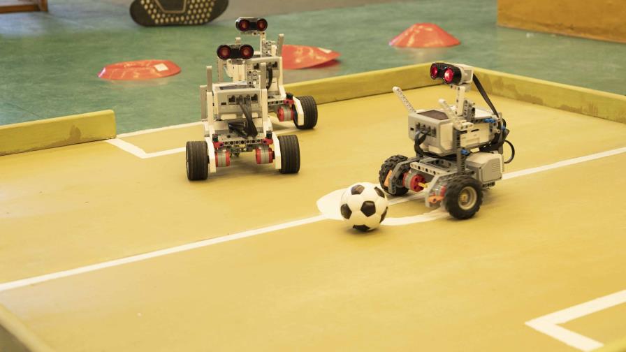 Primer Campeonato de Fútbol de Robots concluye con gran éxito