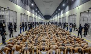 Trasladan a 2,000 pandilleros a la cárcel de alta seguridad en El Salvador, informa Bukele