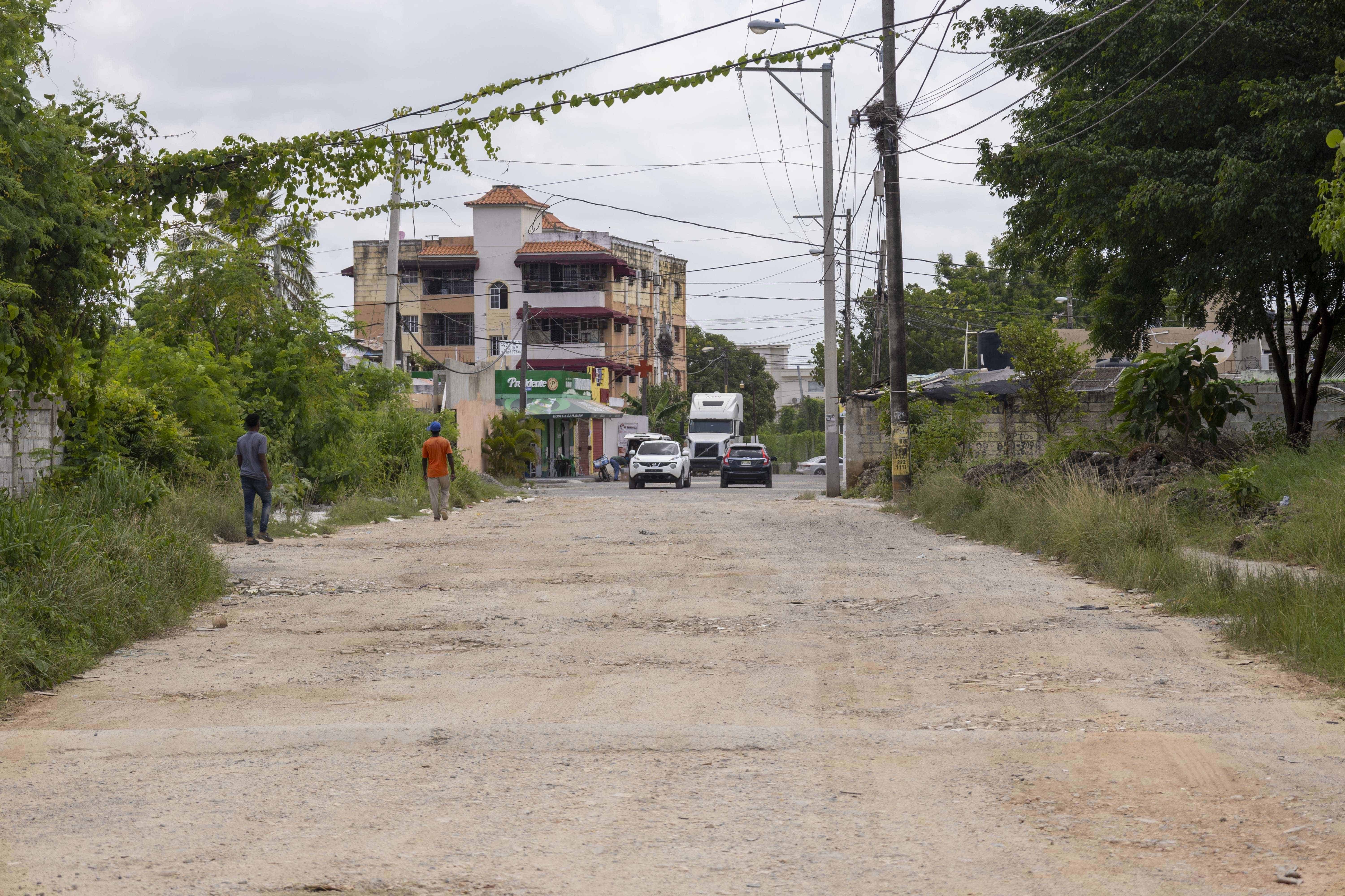 Calle principal en mal estado.