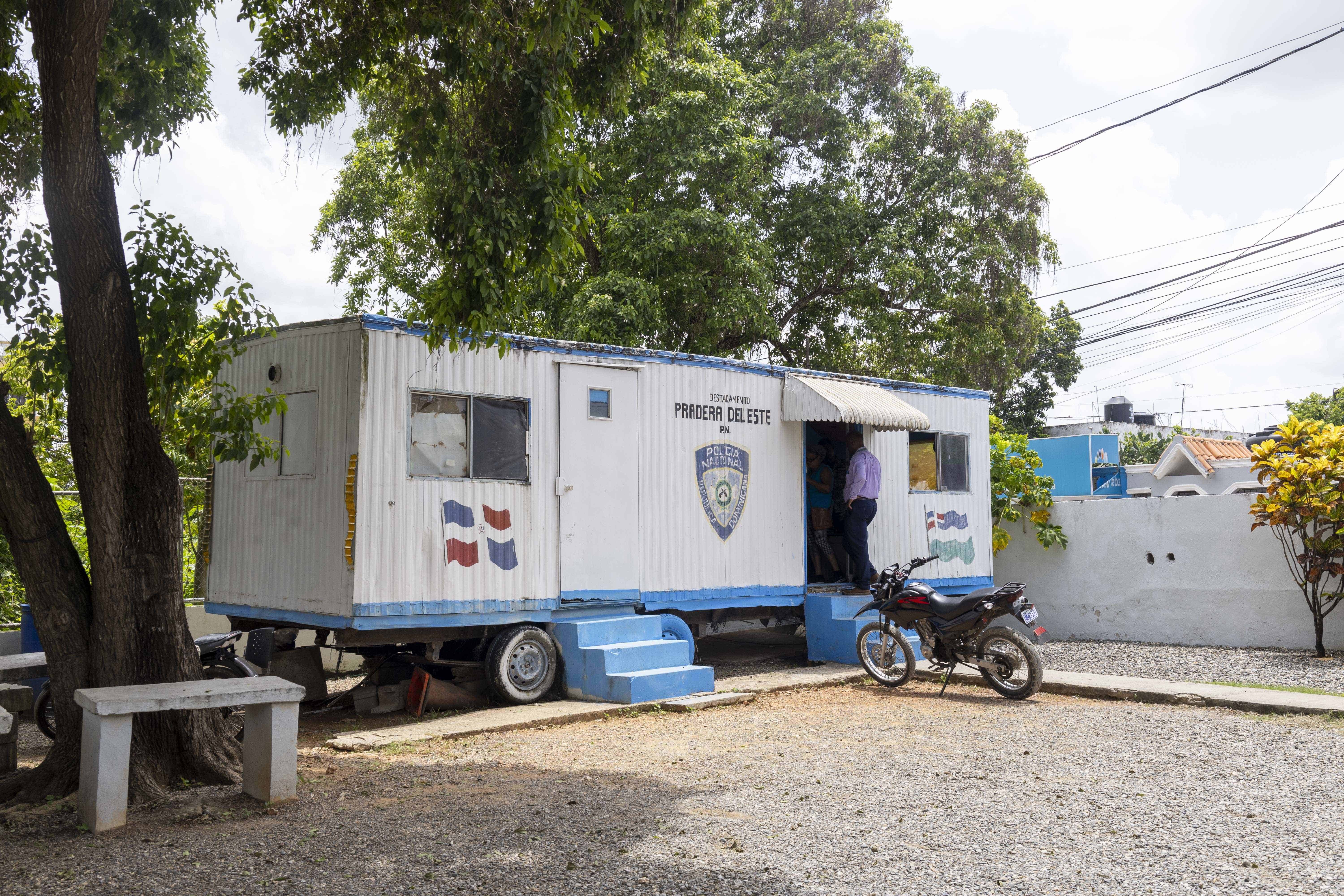 En este viejo furgón funciona el destacamento de la Policía de Pradera del Este.