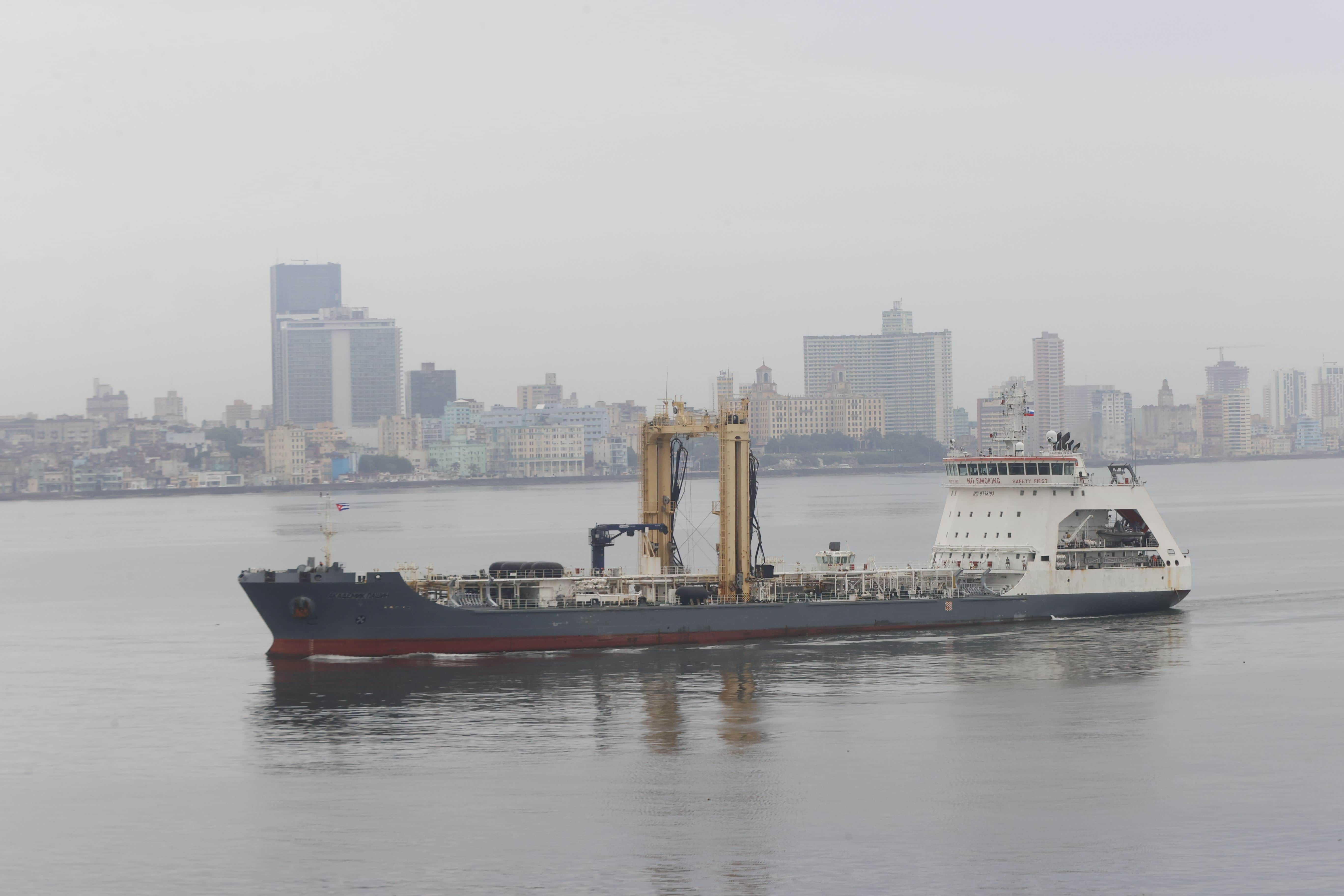 El buque petrolero de la flota Pashin, encabezando la flotilla, comenzó a las 7.47 hora local (11.47 GMT) a pasar por la estrecha entrada de la bahía de la capital cubana, frente a La Habana Vieja.