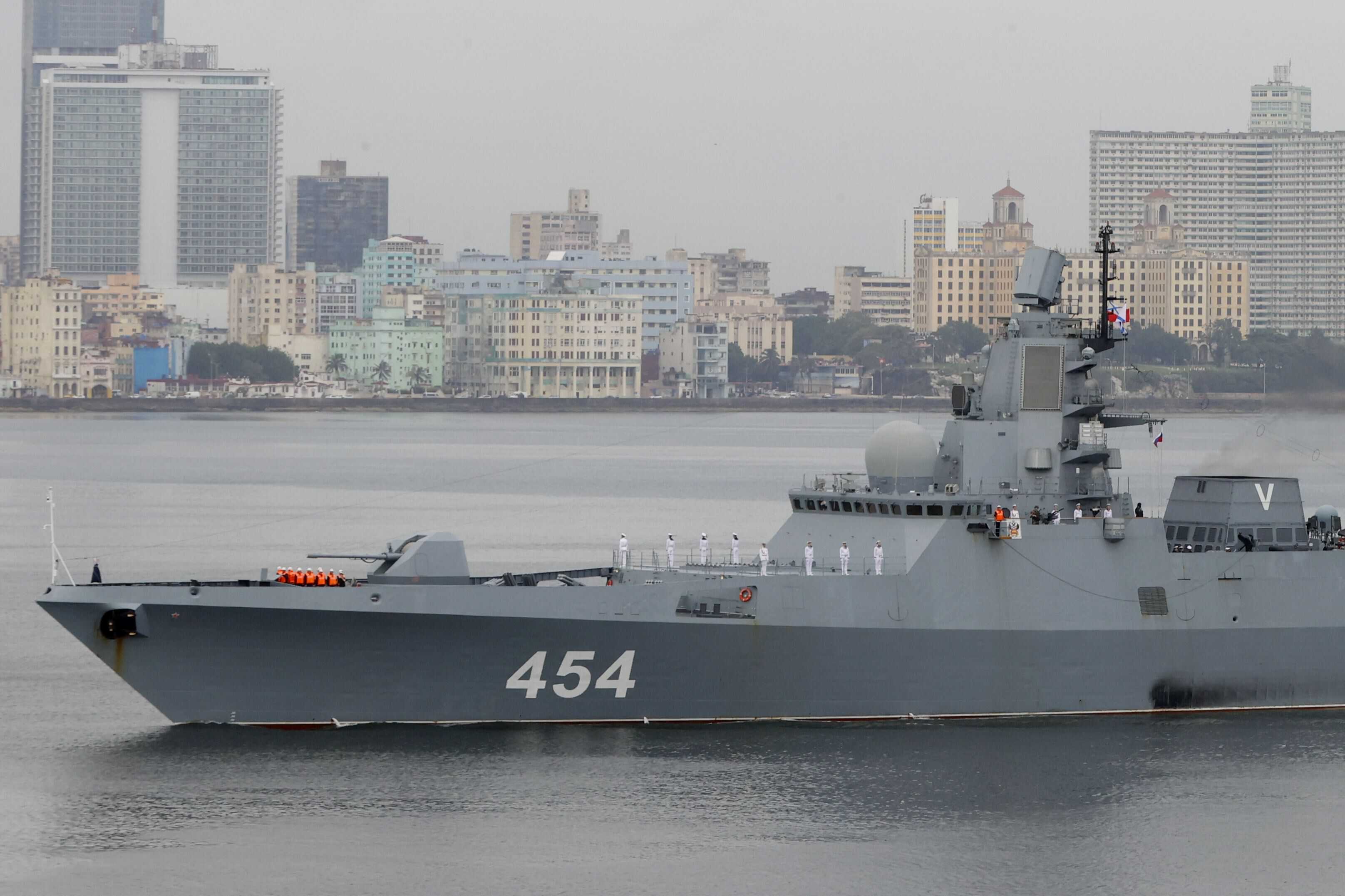 Detalle de la proa de la fragata Almirante Gorshkov, una de las fragatas más modernas de la Marina rusa, frente al malecón de La Habana Vieja, en Cuba.