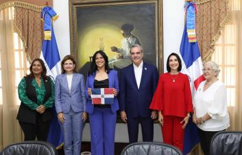 Luis Abinader recibe a la alpinista Thais Herrera en el Palacio Nacional