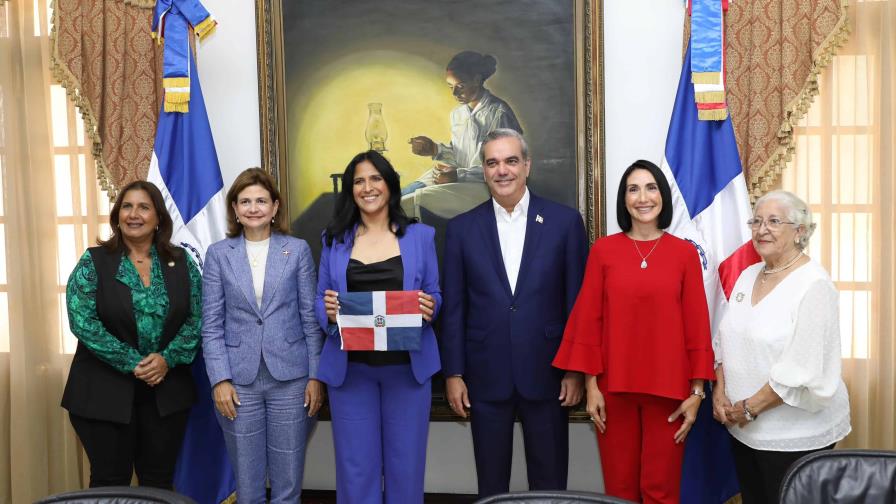 Luis Abinader recibe a la alpinista Thais Herrera en el Palacio Nacional