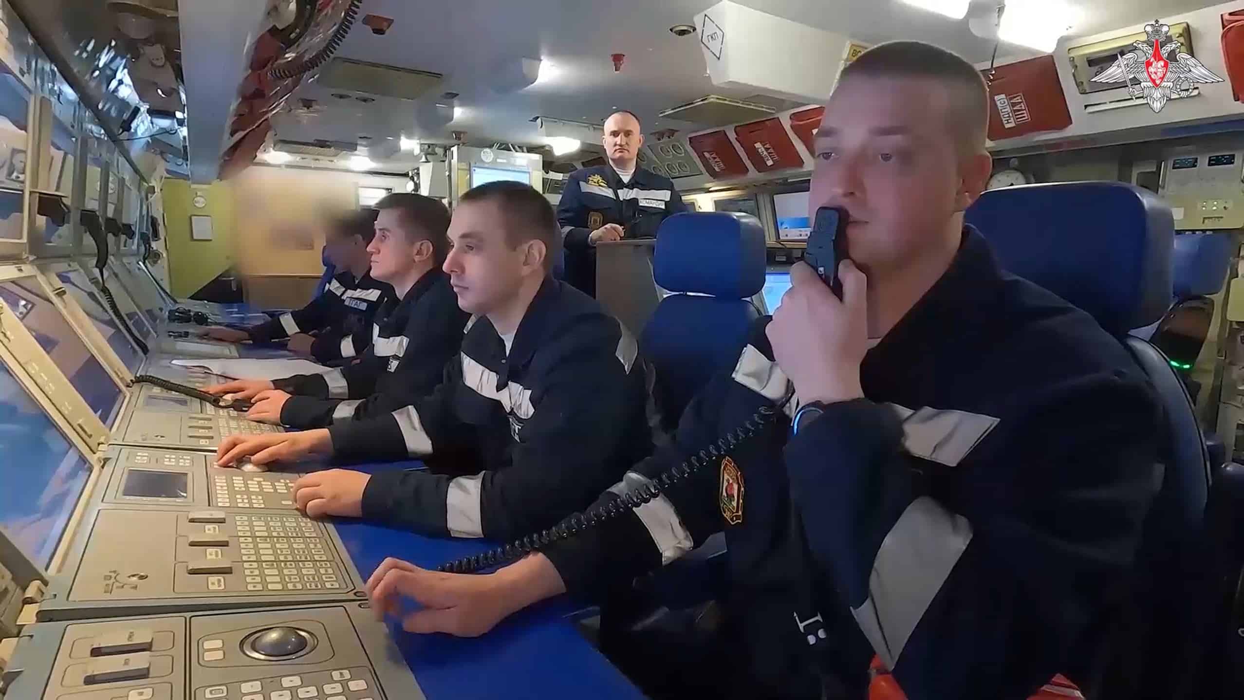 En esta fotografía tomada del vídeo publicado por el Servicio de Prensa del Ministerio de Defensa ruso el martes 11 de junio de 2024, personal de la marina participa en ejercicios a bordo del submarino nuclear ruso Kazán en ruta a Cuba. El Ministerio de Defensa ruso dijo que el Almirante Gorshkov y el submarino nuclear de Kazán realizaron ejercicios en el Atlántico simulando un ataque con misiles a un grupo de barcos enemigos mientras se dirigían de visita a Cuba.