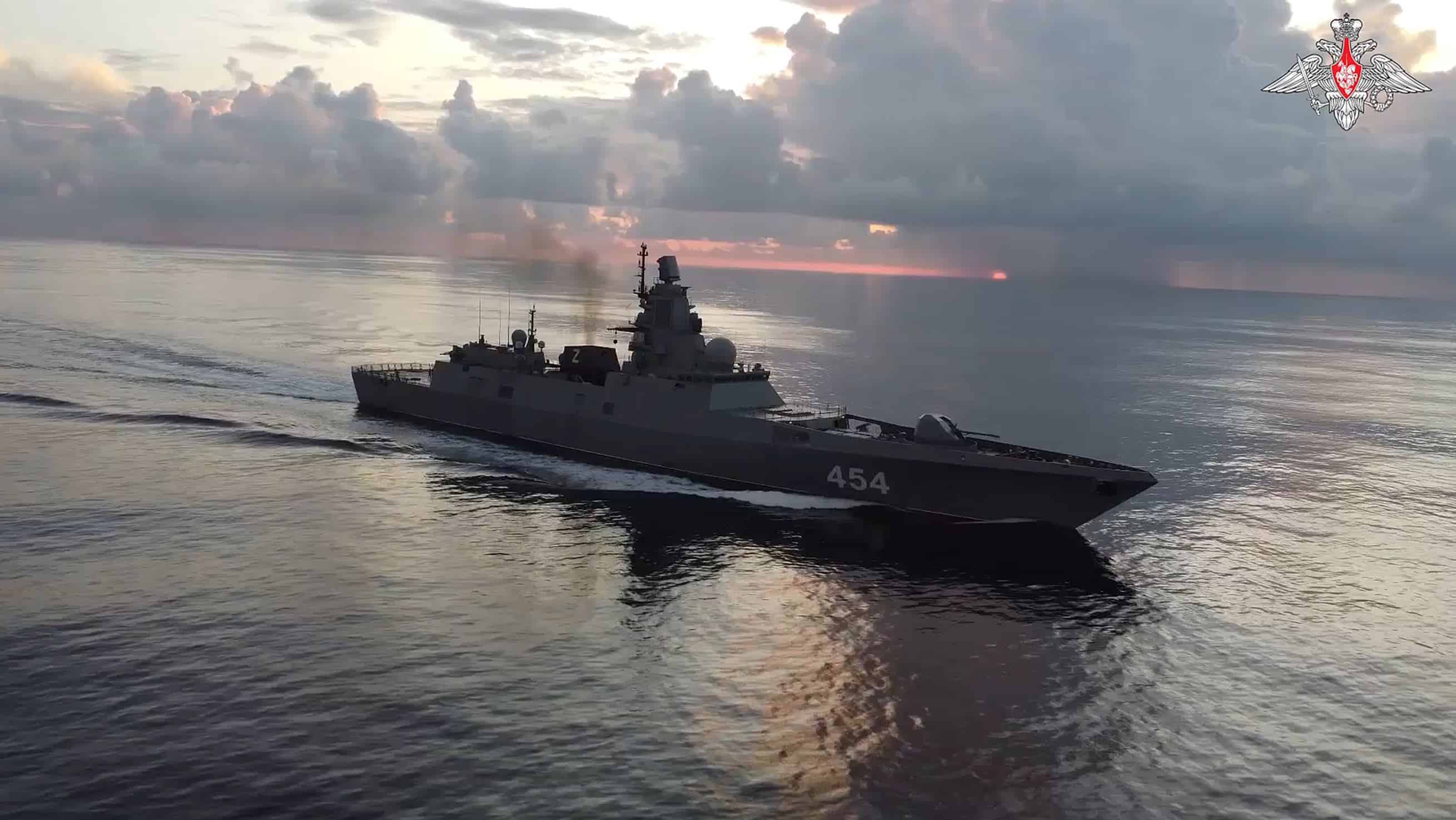 En esta foto tomada de un video difundido por el Servicio de Prensa del Ministerio de Defensa ruso el martes 11 de junio de 2024, se observa a la fragata Almirante Gorshkov de la armada rusa en ruta hacia Cuba.