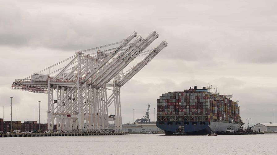 El tráfico se reanuda en el transitado puerto de Baltimore tras la retirada del puente derruido