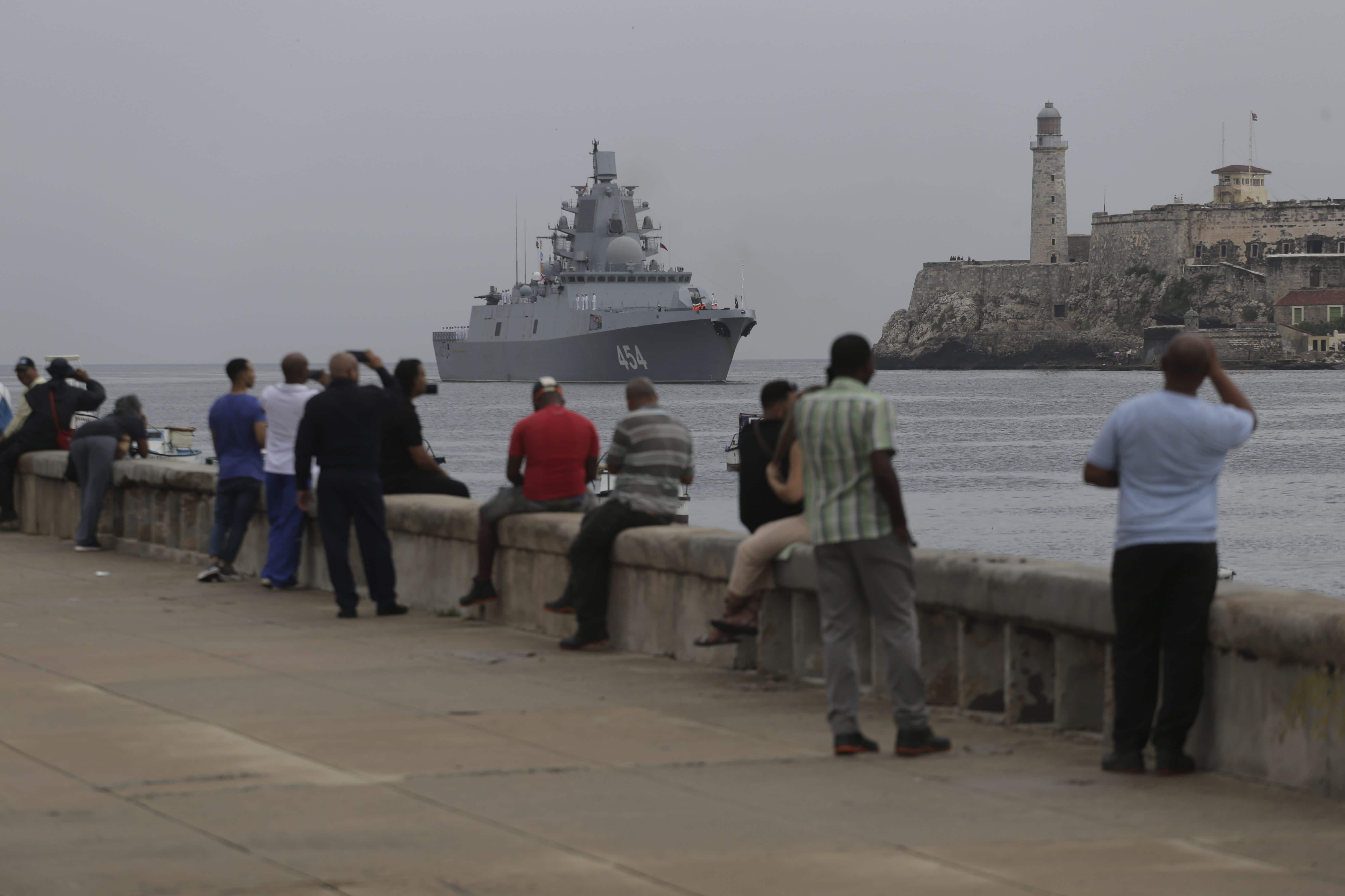 La gente observa cómo la fragata Almirante Gorshkov de la Armada rusa llega al puerto de La Habana, Cuba, el miércoles 12 de junio de 2024.