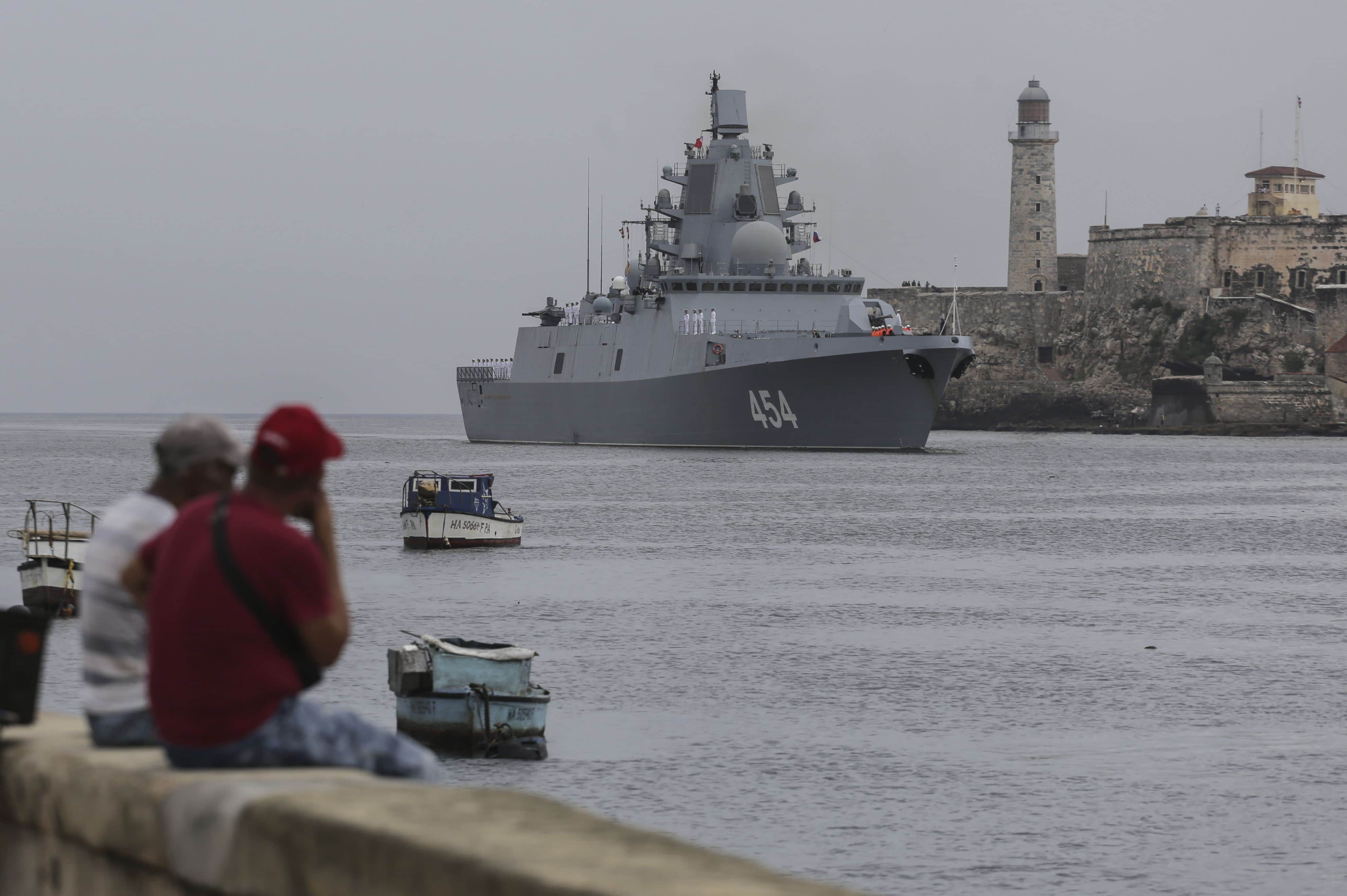 La gente observa a la fragata Almirante Gorshkov de la Armada rusa llegar al puerto de La Habana, Cuba, el miércoles 12 de junio de 2024. Una flota de buques de guerra rusos llegó a aguas cubanas el miércoles antes de los ejercicios militares planificados en el Caribe.