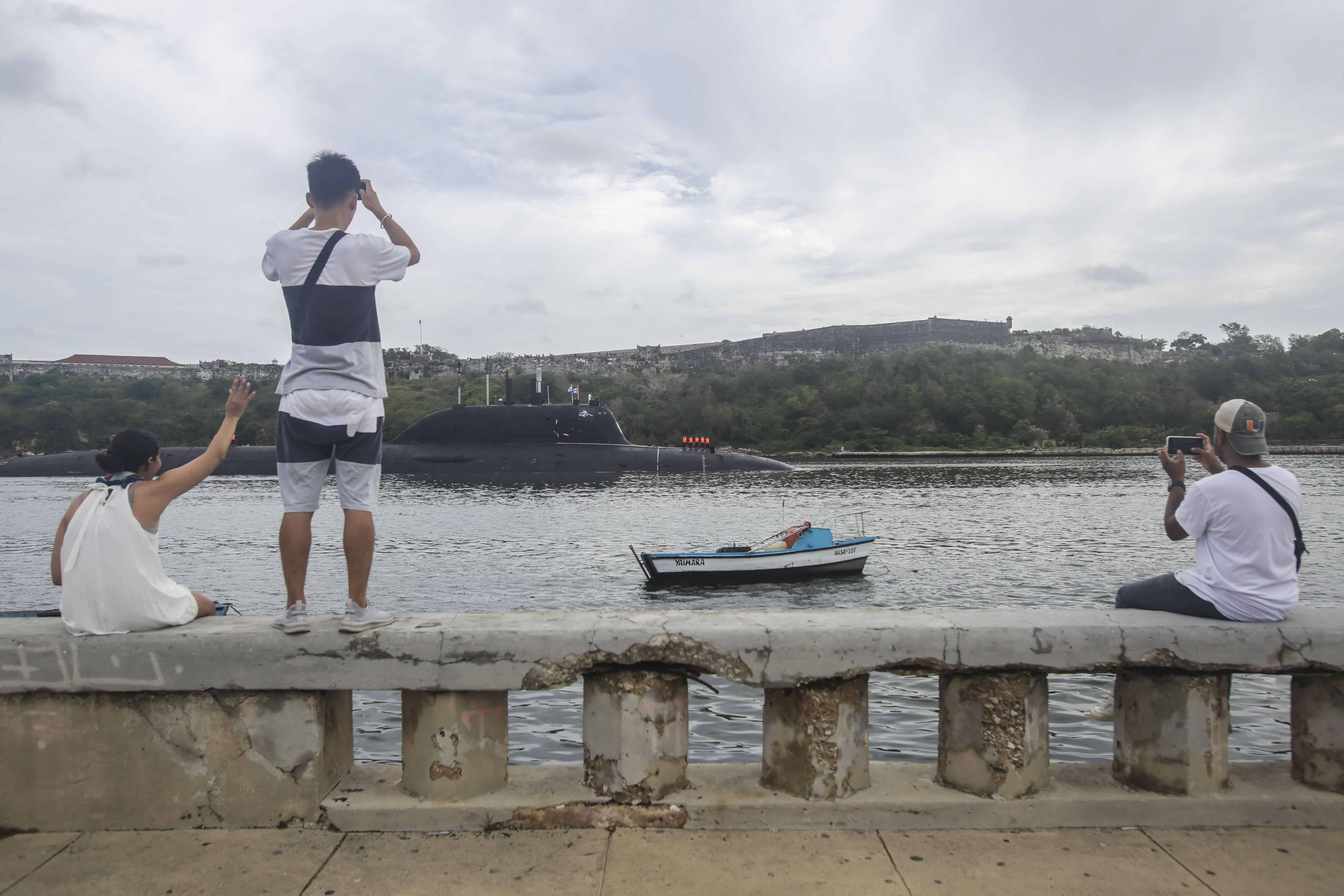 La gente observa el submarino de propulsión nuclear Kazán llegar al puerto de La Habana, Cuba, el miércoles 12 de junio de 2024.