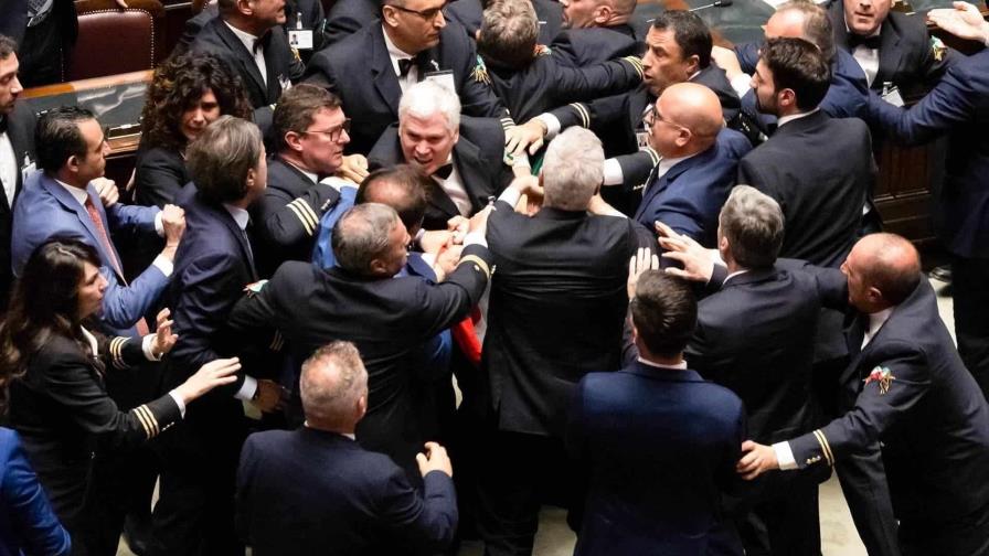 Diputados italianos se enfrentan a golpes en plena sesión