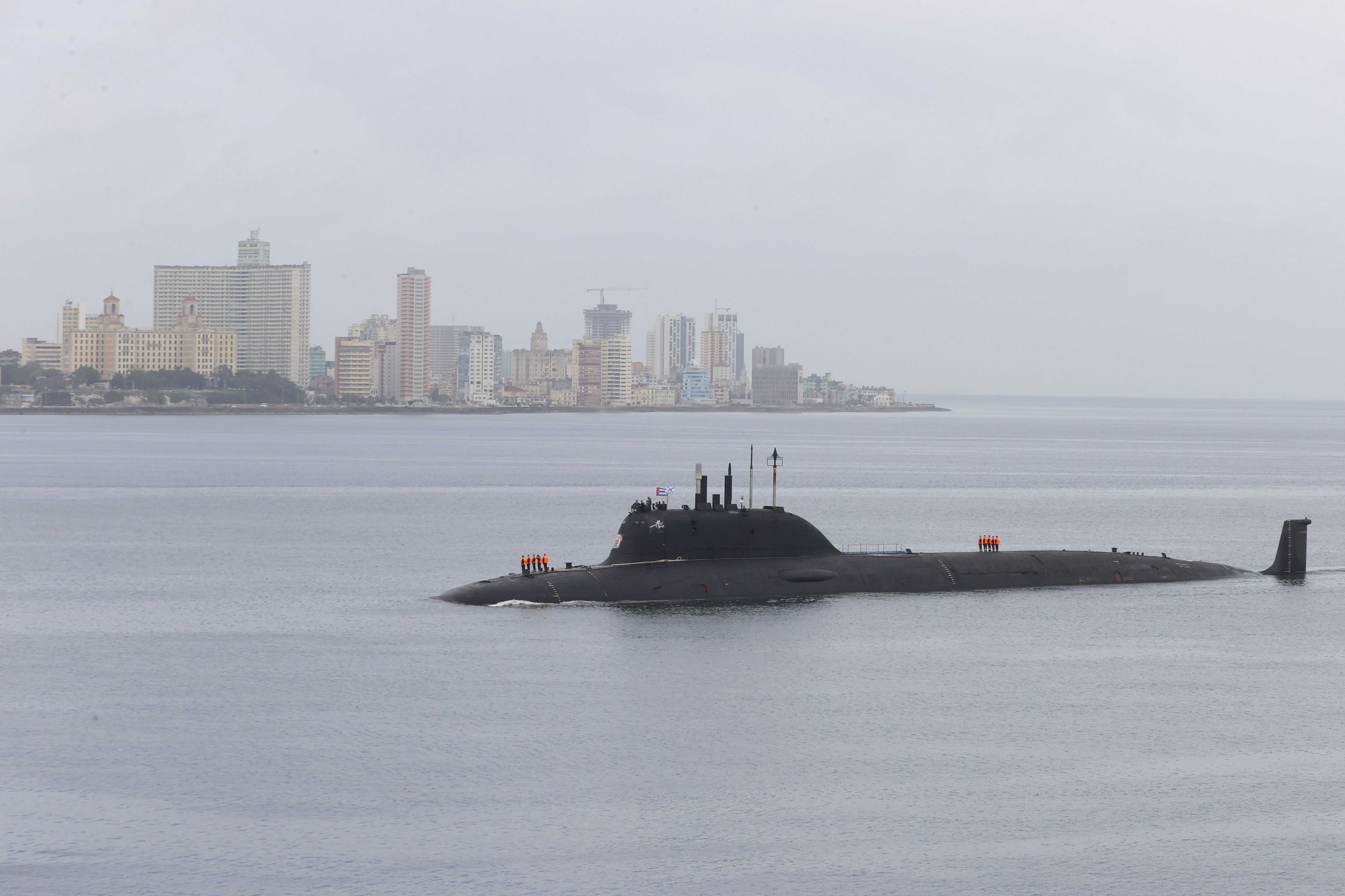 El submarino nuclear Kazán se dejó ver durante su ingreso a la bahía que tiene como fondo a La Habana vieja.