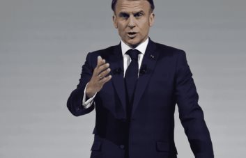Macron entra en campaña contra ‘los extremos’