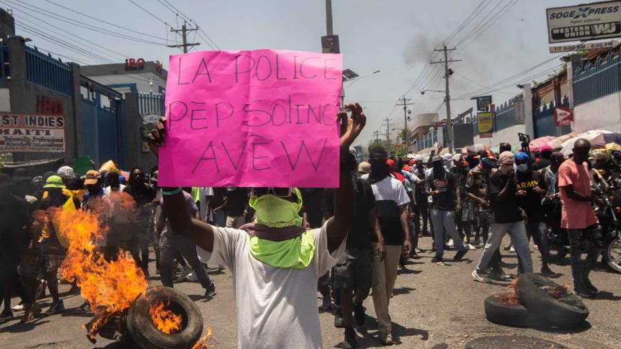 Cientos de haitianos protestan por el asesinato de tres policías por bandas armadas